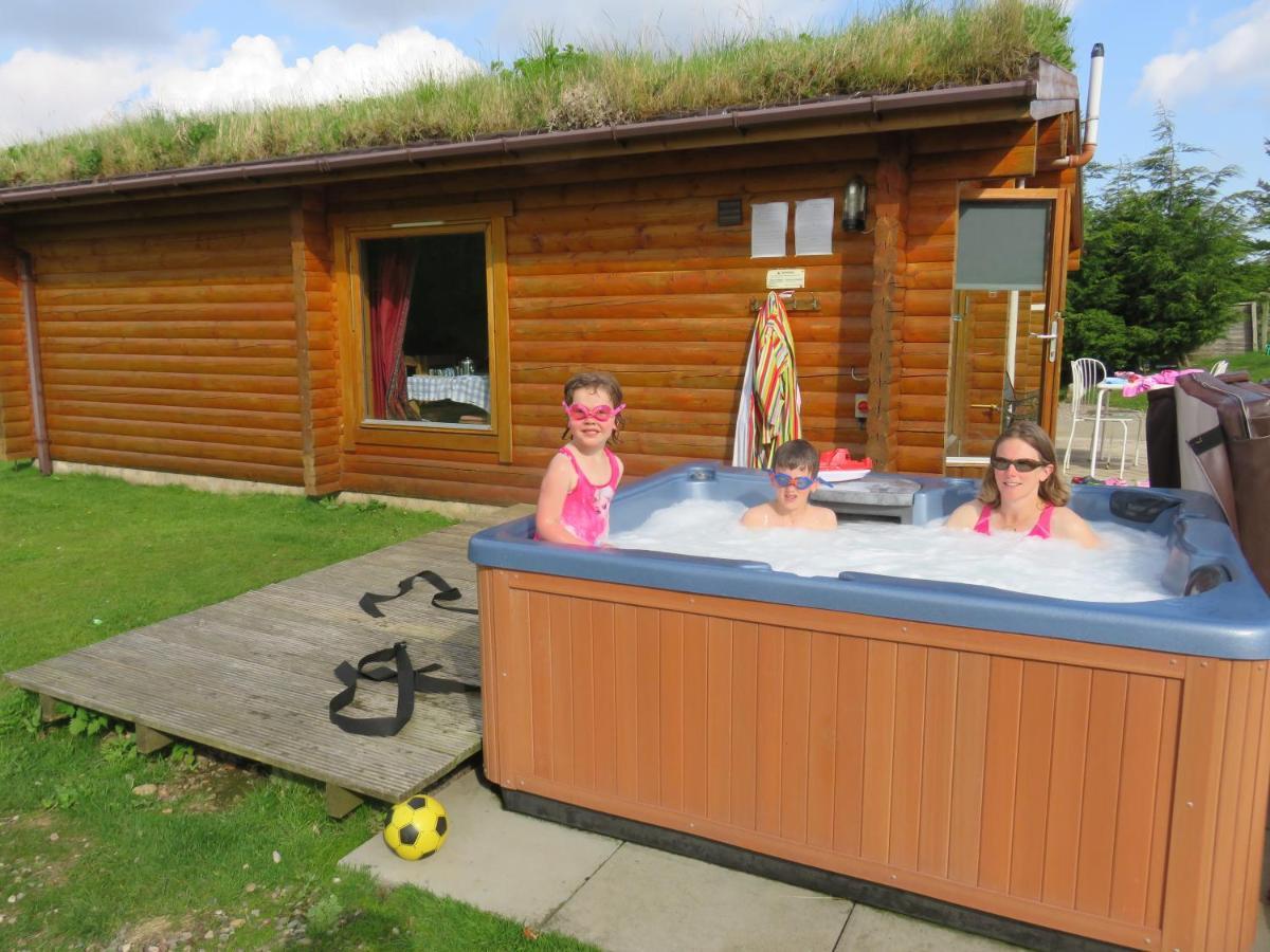 Glenbeag Mountain Lodges Spittal of Glenshee Bagian luar foto