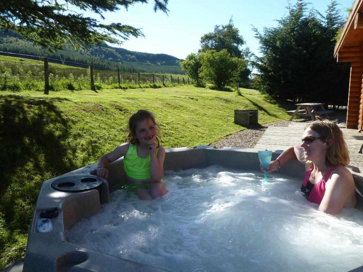Glenbeag Mountain Lodges Spittal of Glenshee Bagian luar foto