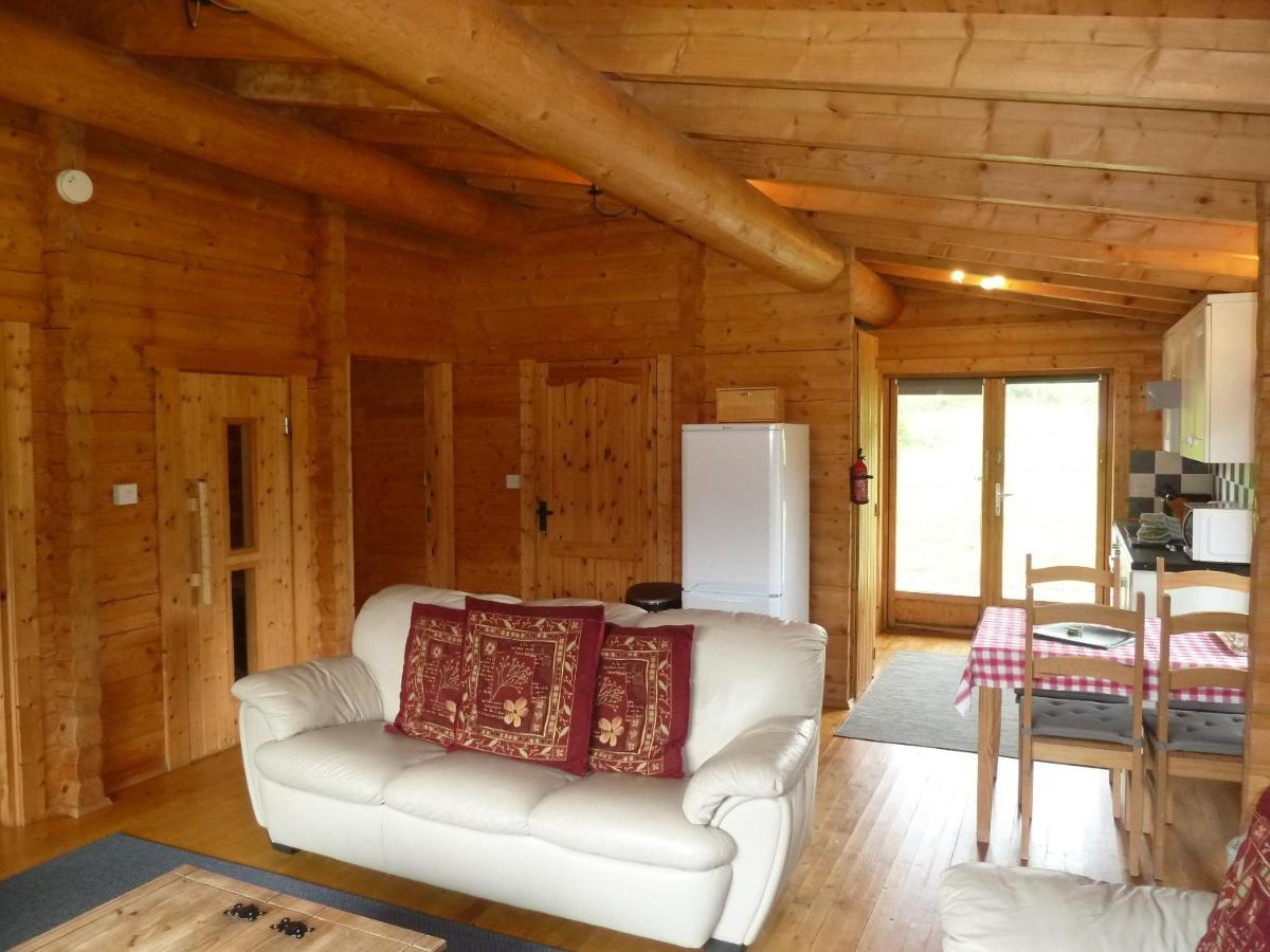 Glenbeag Mountain Lodges Spittal of Glenshee Bagian luar foto