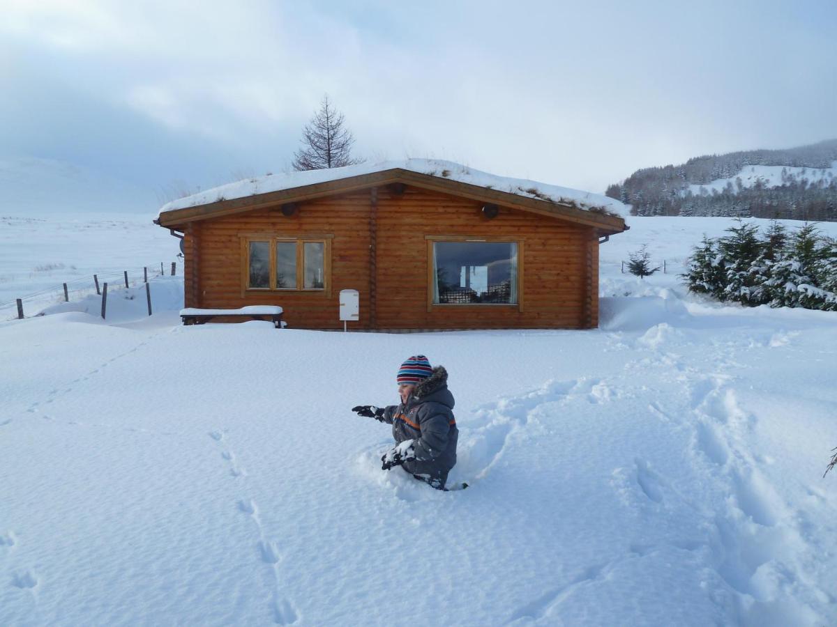 Glenbeag Mountain Lodges Spittal of Glenshee Bagian luar foto