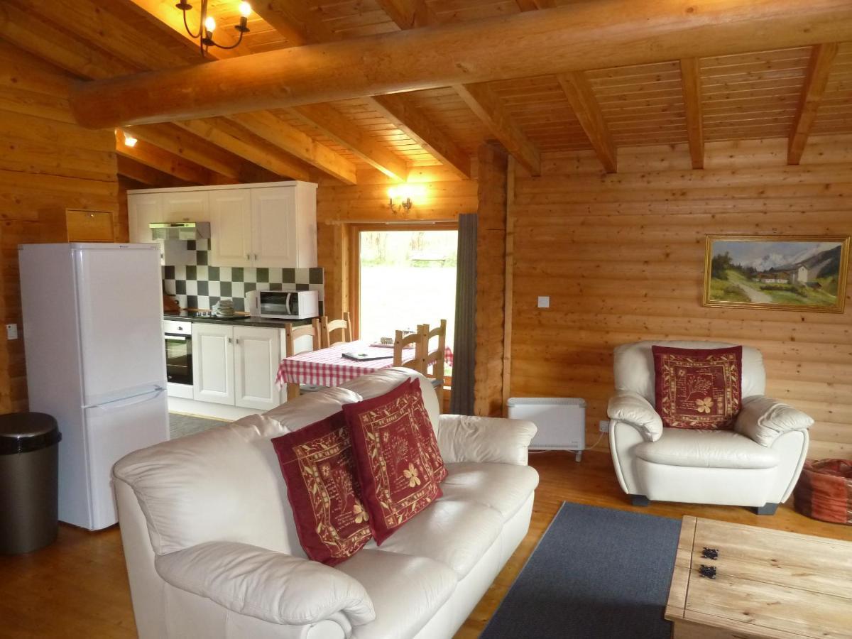 Glenbeag Mountain Lodges Spittal of Glenshee Bagian luar foto