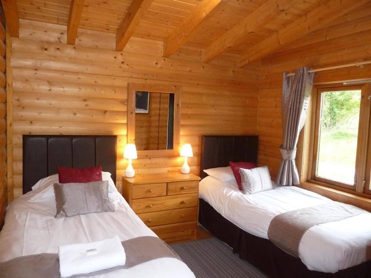Glenbeag Mountain Lodges Spittal of Glenshee Bagian luar foto